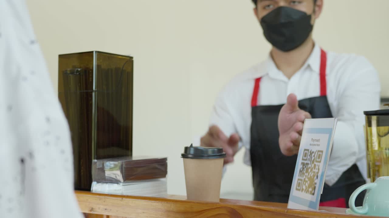 las manos usan el teléfono para escanear códigos qr para recibir descuentos en las compras.