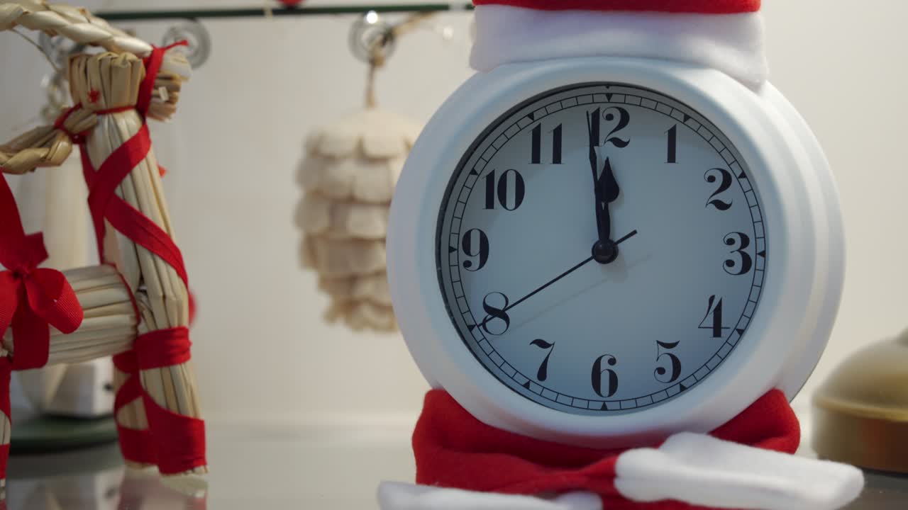 새해 전날 밤 반까지 카운트다운 크리스마스 조명 배경 크리스마스 선물 사이의 금속 크리스마스 트리 크리스마스 시즌