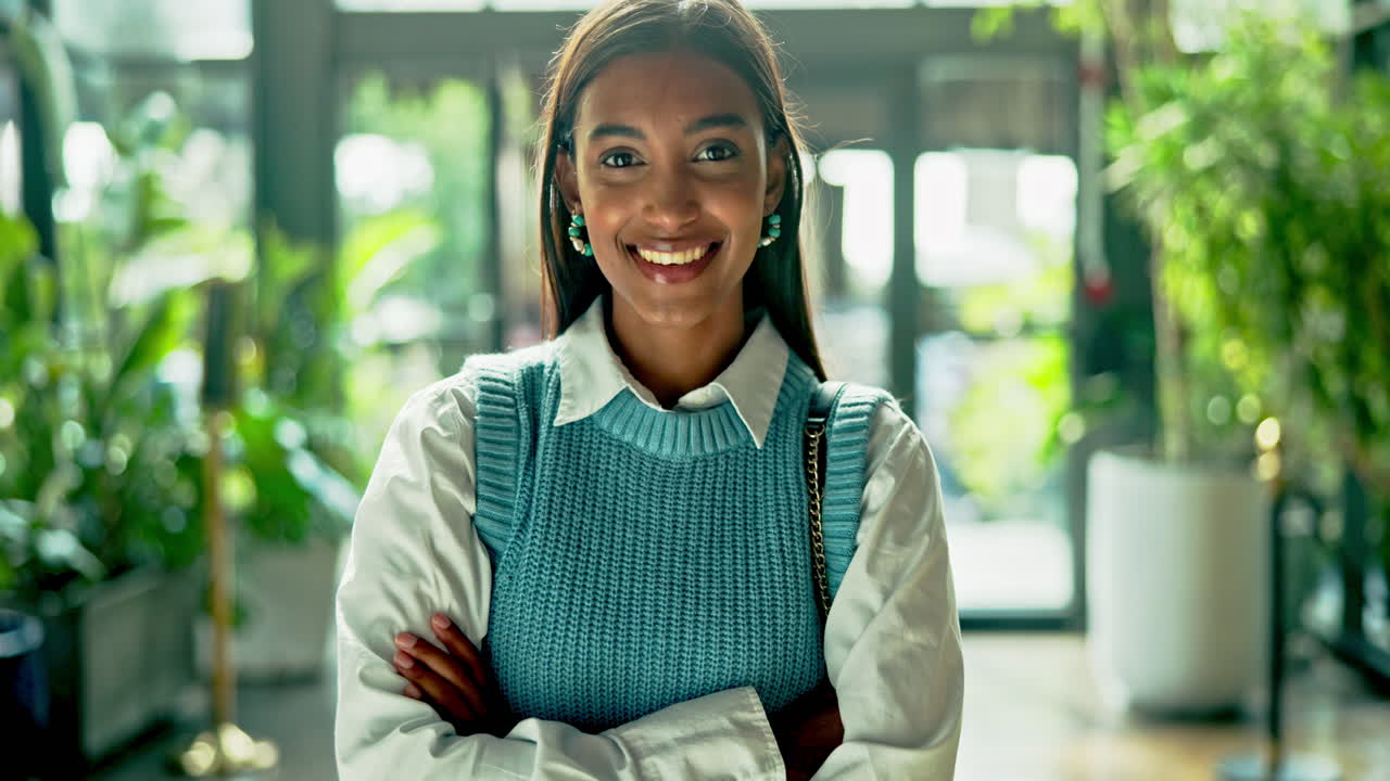 Ritratto di una donna sorridente con un gilet di maglia
