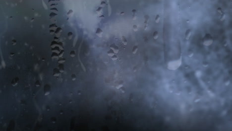 animación de gotas de agua en movimiento sobre un fondo oscuro.