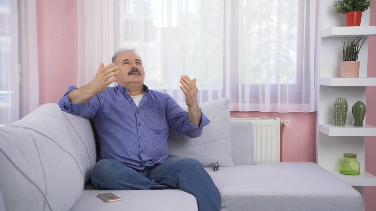 행복한  ⁇ 은이가 창문 밖을 바라보고 깊은 숨을 쉬고 있습니다.