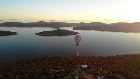 Langsamer-Überflug-Einer-Ländlichen-Telekommunikationsanlage-Mit-Blick-Auf-Die-Adriatischen-Inseln-Bei-Sonnenuntergang