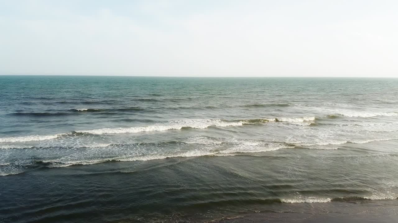 머틀 비치에 부서지는 예쁜 녹색 파도