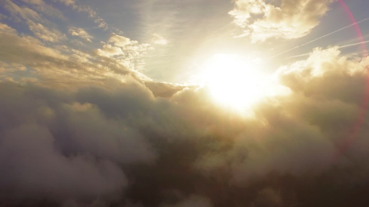 amanecer o atardecer a través de las nubes