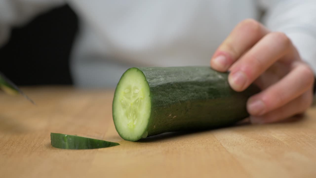 cortar el pepino en rodajas con un cuchillo afilado