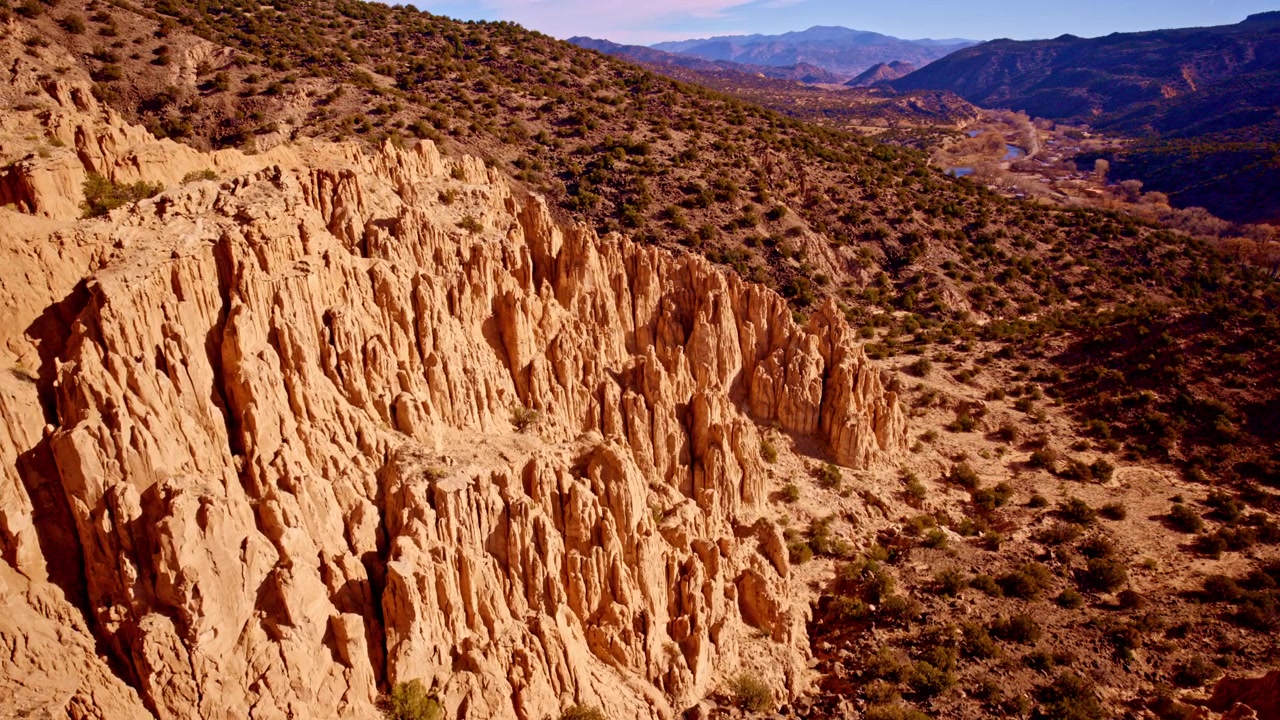 Riprese aeree con drone di un paesaggio arido di rocce rosse nel Nuovo Messico.
