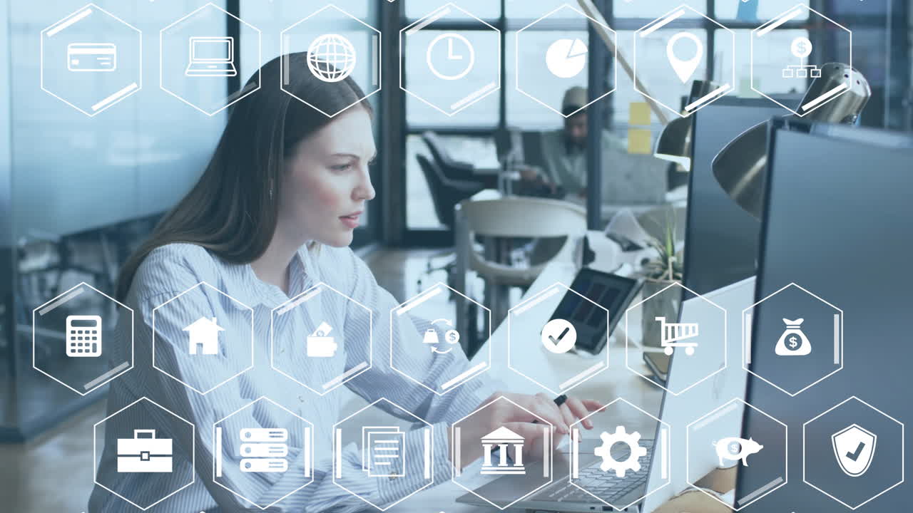 animación de iconos de negocios y finanzas sobre mujer de negocios caucásica usando computadora en el escritorio de la oficina