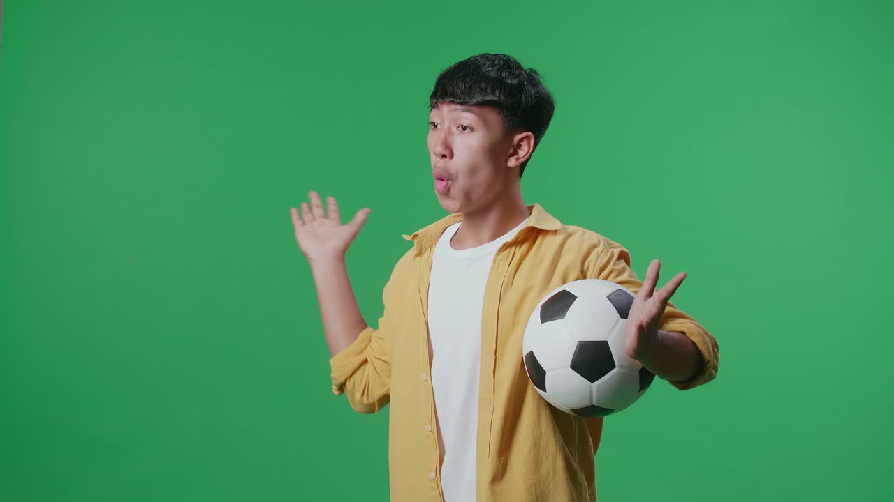 십대 는 녹색 스크린 에 있는 축구 경기 에 흥분 한다