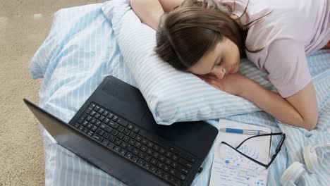 Estudiante-Cansada-Con-Computadora-Portátil-Durmiendo-En-Casa.-Concepto-De-Escuela,-Educación-Y-Pereza-Estudiante-Adolescente-Cansada-Con-Computadora-Portátil-Y-Cuadernos-Durmiendo-En-La-Cama-En-Casa