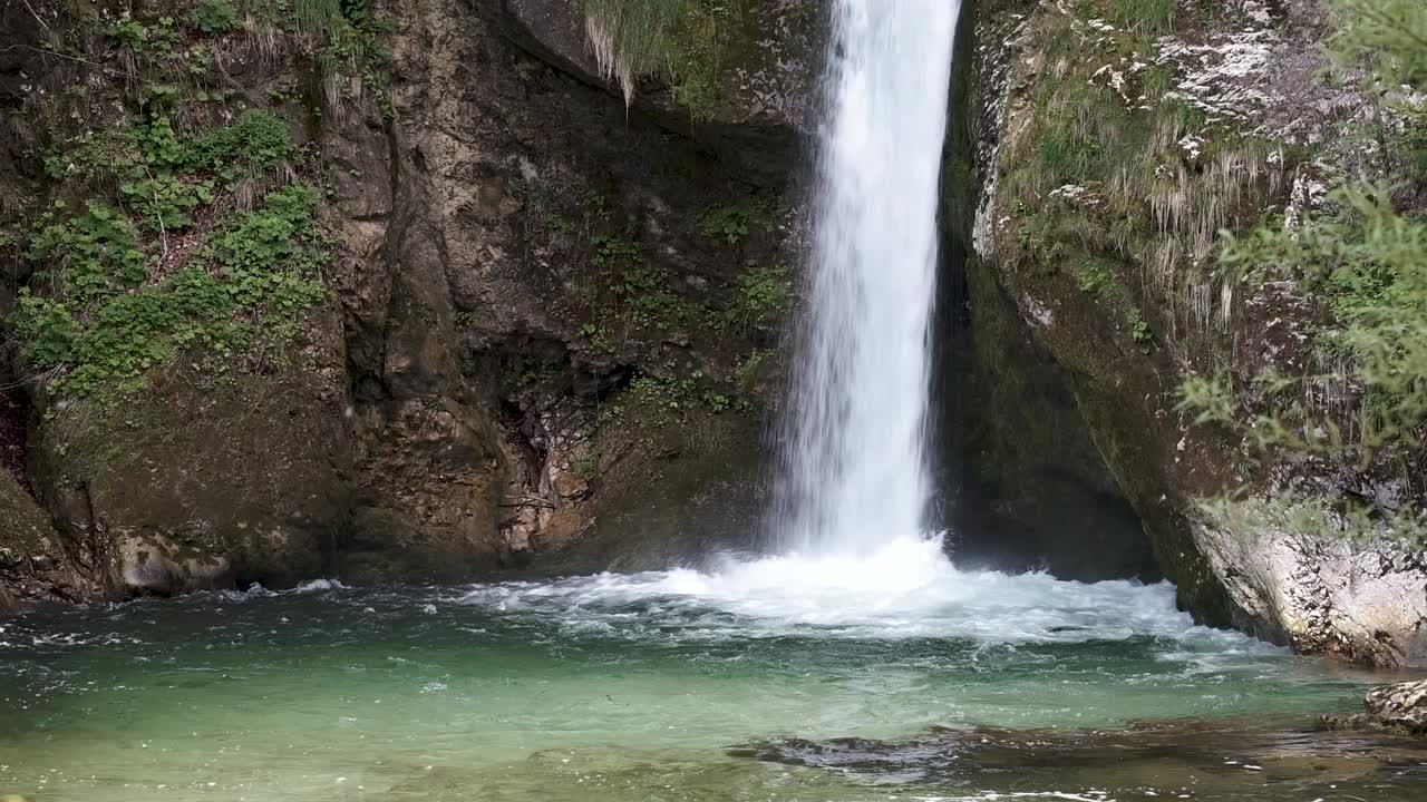 cascada en eslovenia - cascada grmecica cerca del lago bohinj en el parque nacional triglav