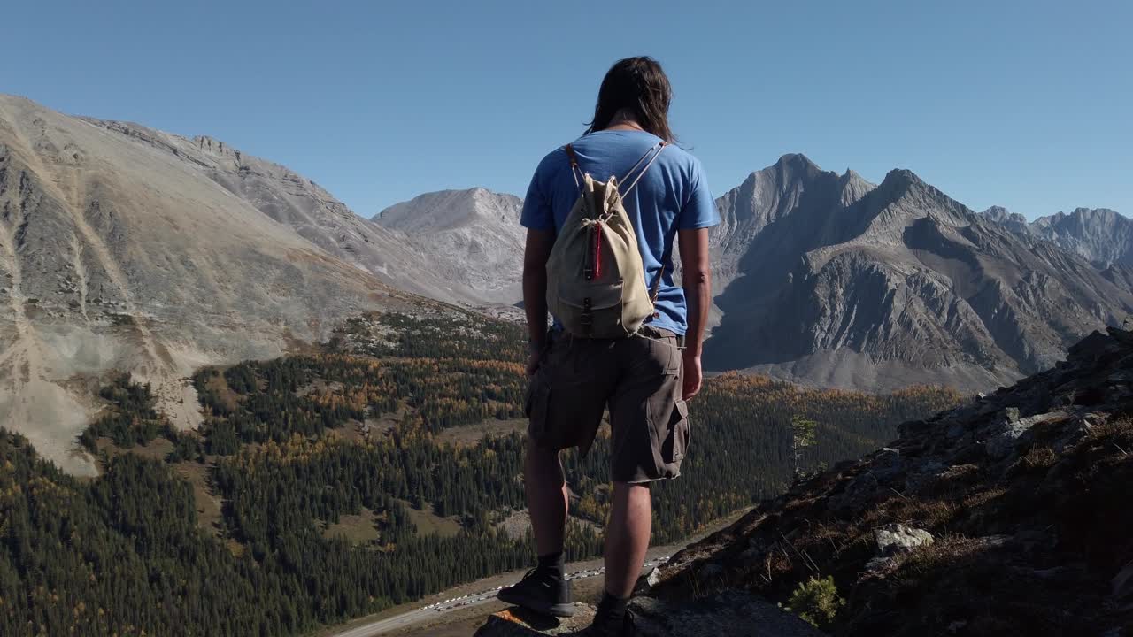 excursionista suspirando sonriendo y asintiendo se acercó a kananaskis alberta canada