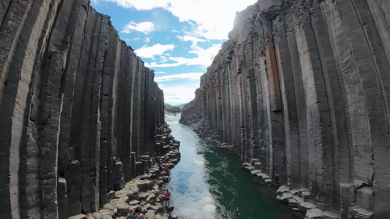 Skimming just above the turquoise river, an FPV drone threads through Stuðlagil Canyon’s towering basalt columns, capturing East Iceland’s dramatic scenery up close