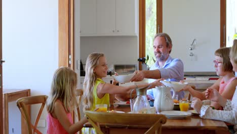 Family-having-breakfast-in-kitchen-4k