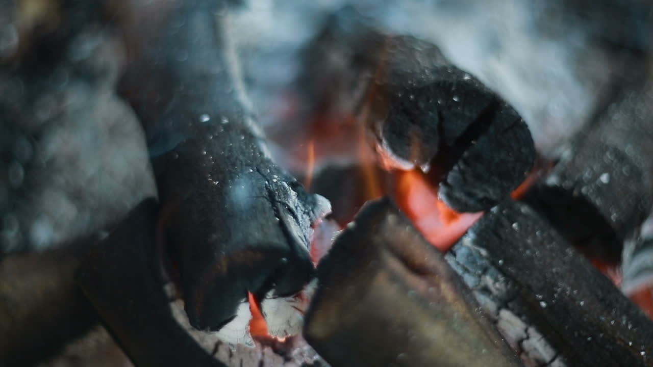 Nærbillede af ildflamme. Varmt bål med masser af træ klar til grill.