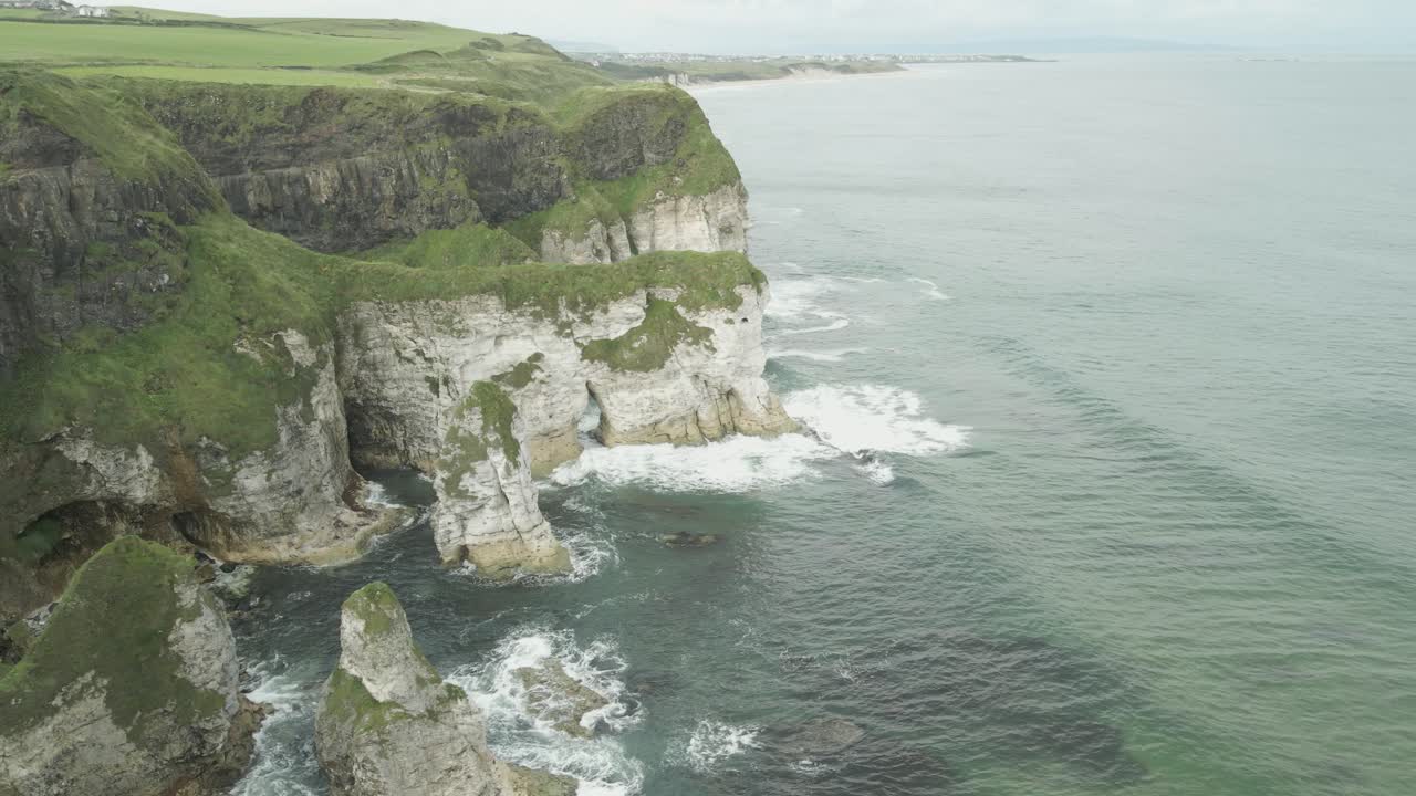 un paisaje de exuberantes acantilados se encuentra con el mar en la costa de causeway en irlanda del norte