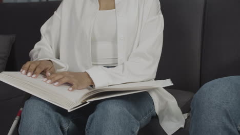 manos de mujer tocando un libro
