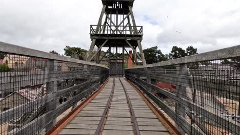 caminando hacia una histórica torre minera
