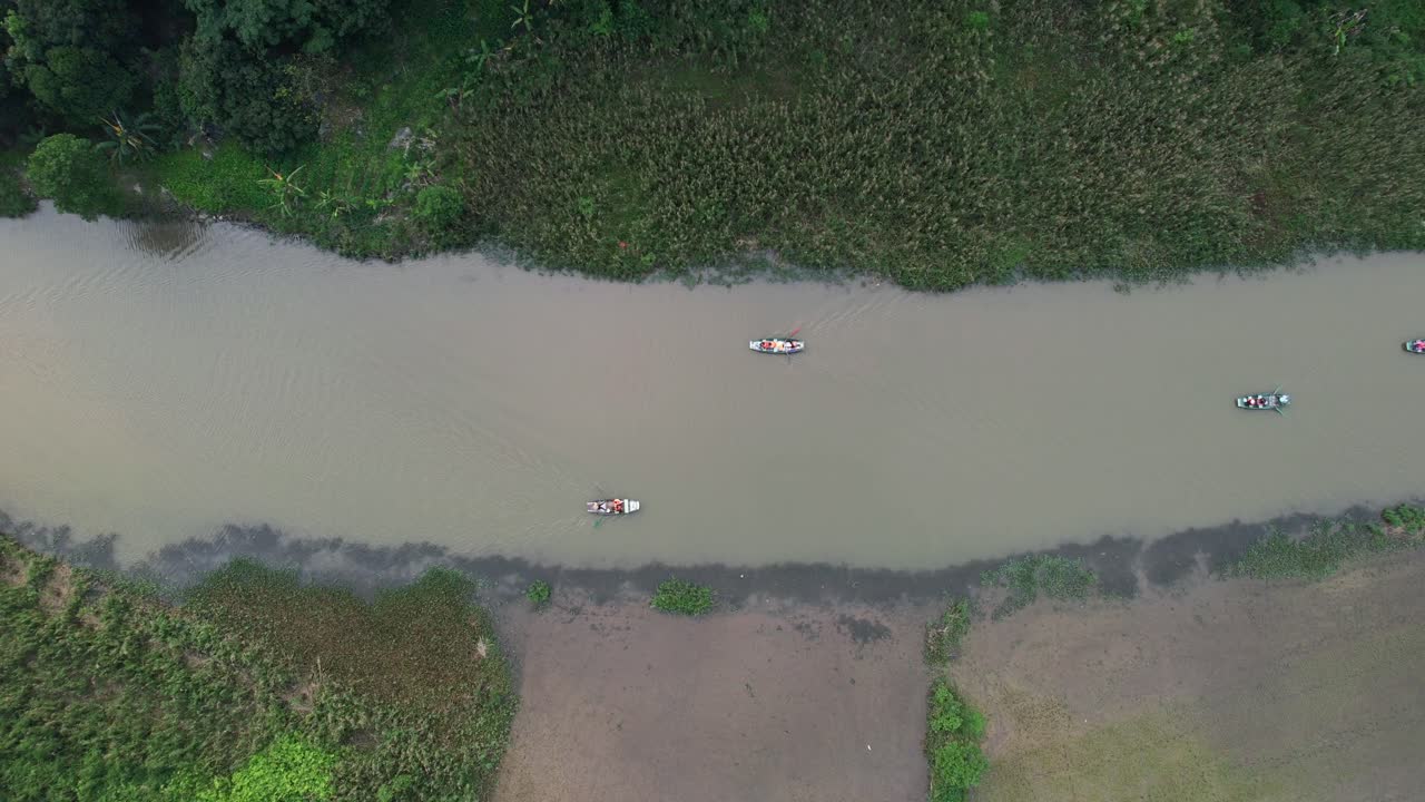닌빈 베트남의 ngo dong 강에서 순항하는 관광객들과 함께 삼판 투어 보트 - 고요한 계곡 스트림을 따라 하향식 공중 돌리