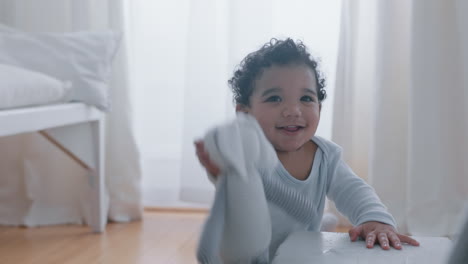 Niño-Feliz-Jugando-Con-Juguetes-En-Casa-Niño-Lindo-Aprendiendo-Divirtiéndose-Disfrutando-De-La-Infancia