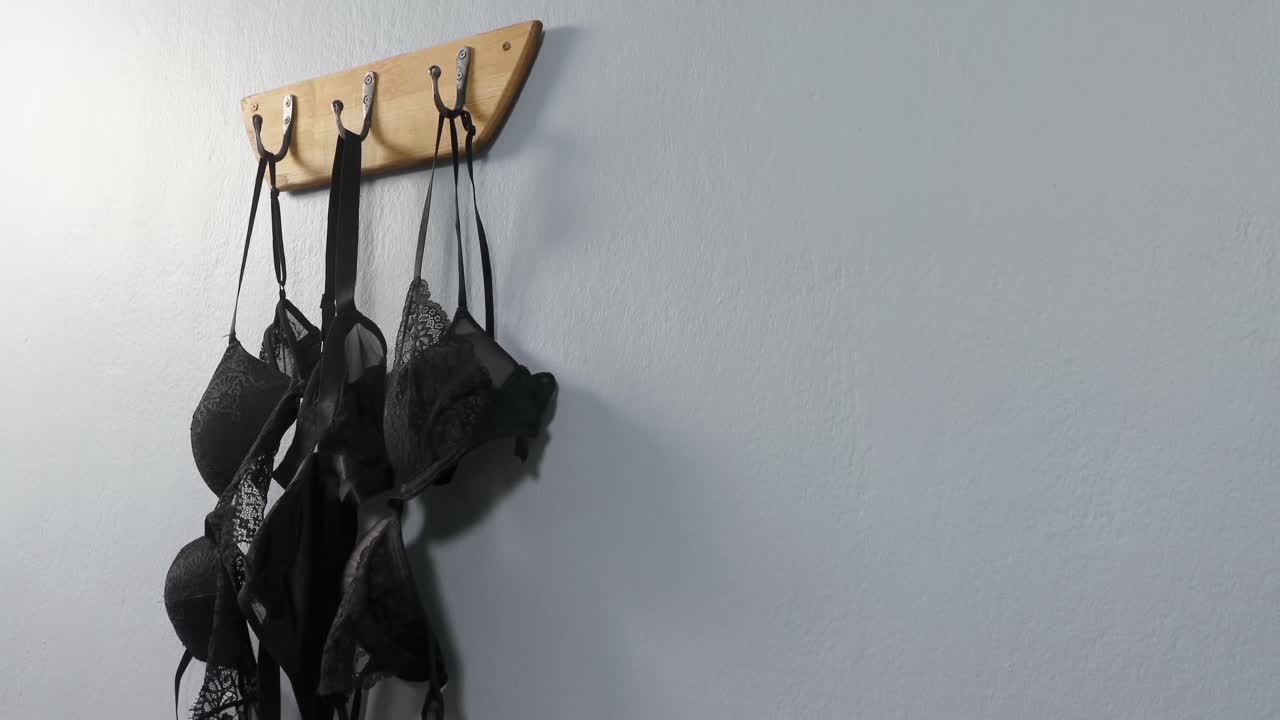 ropa interior colgada en el gancho 4k