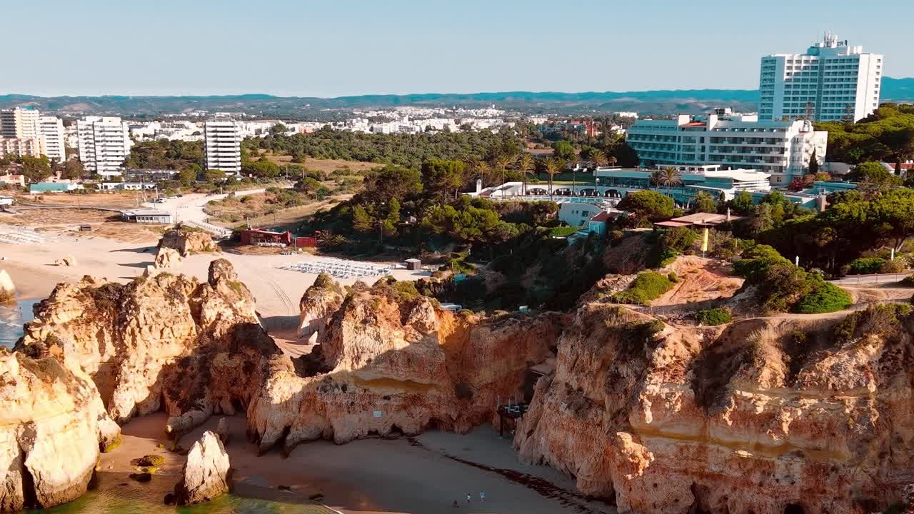 Pobřežní pohled na Algarve s útesy a pláží poblíž Lagosu v Portugalsku