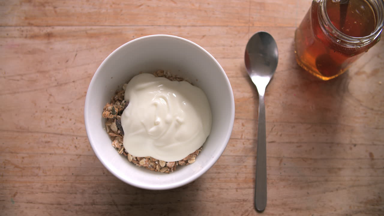 Filmagem em Ponto de Vista de Adicionar Mel a Muesli e Iogurte