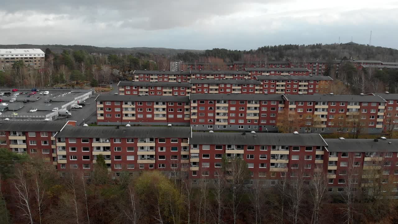volando hacia el campo bloques de apartamentos residenciales rodeados de naturaleza, suecia