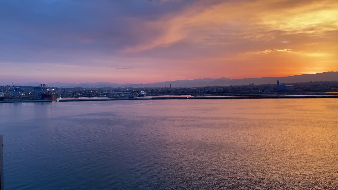 아름다운 일출 은 하늘 을 분홍색, 오렌지색, 파란색, 보라색 의 부드러운 색채 로 칠 하며, 따뜻 하고 매력적 인 빛 을 발산 한다