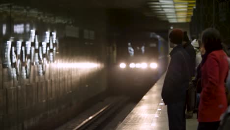escena de la estación de metro