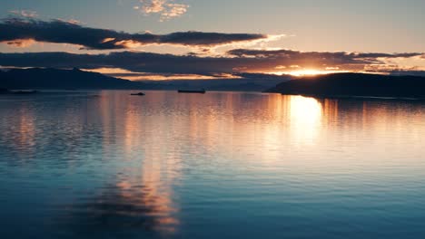 hermosa puesta de sol sobre el fiordo