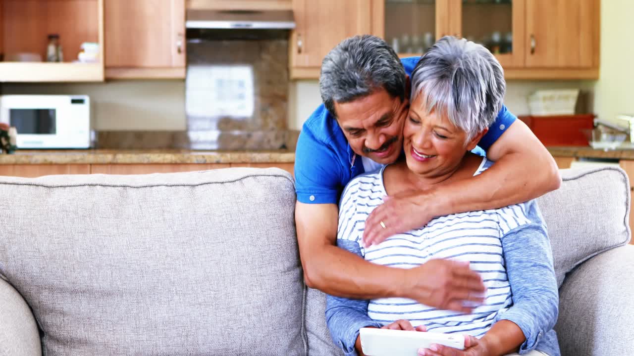 거실 4k에서 디지털 태블릿을 사용하는 고령 커플