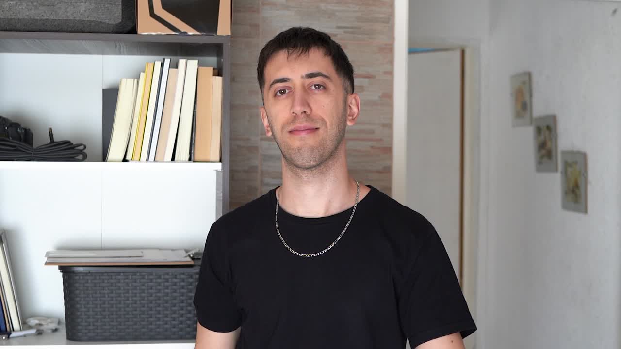 joven usando el lenguaje de las manos y el cuerpo para indicar que todo está bien