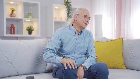 el viejo enamorado se siente feliz.