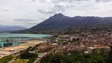 nubes timelapse en un día nublado con la ciudad de belvedere y colinas en italia