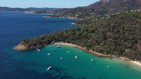 Boat-arriving-at-the-Layet-beach-mediterranean-coastline-le-Lavandou-France