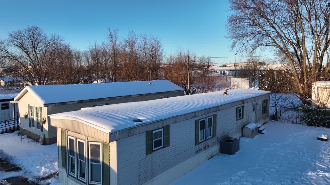 casa móvil cubierta de nieve casa remolque en la temporada de invierno