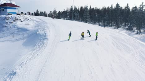 esquiar y hacer snowboard en una ladera nevada