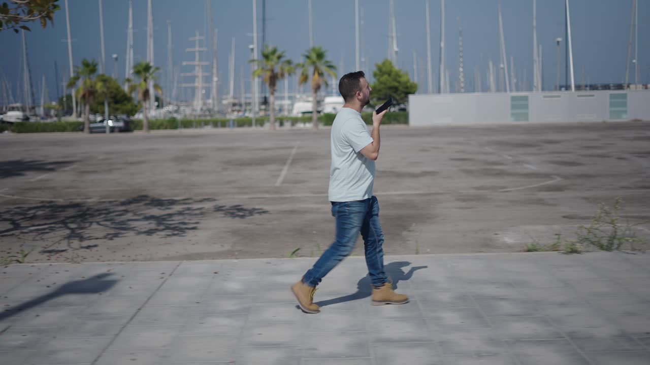 hombre caminando al aire libre