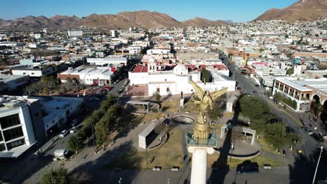 disparo de drones en el principal monumento de la ciudad de chihuahua en méxico