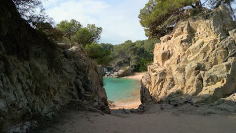 Explore-El-Paraíso-Costero-De-Lloret-De-Mar-A-Través-De-Imágenes-Aéreas,-Capturando-Sus-Transparentes-Aguas-Azules-Y-Lugares-Turísticos-De-Lujo-Como-Santa-Cristina-Y-Cala-Treumal.