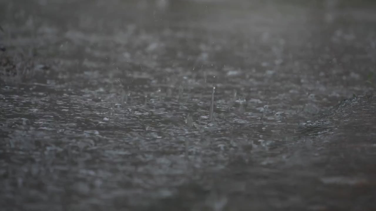 Le gocce di pioggia cadono sull'acqua