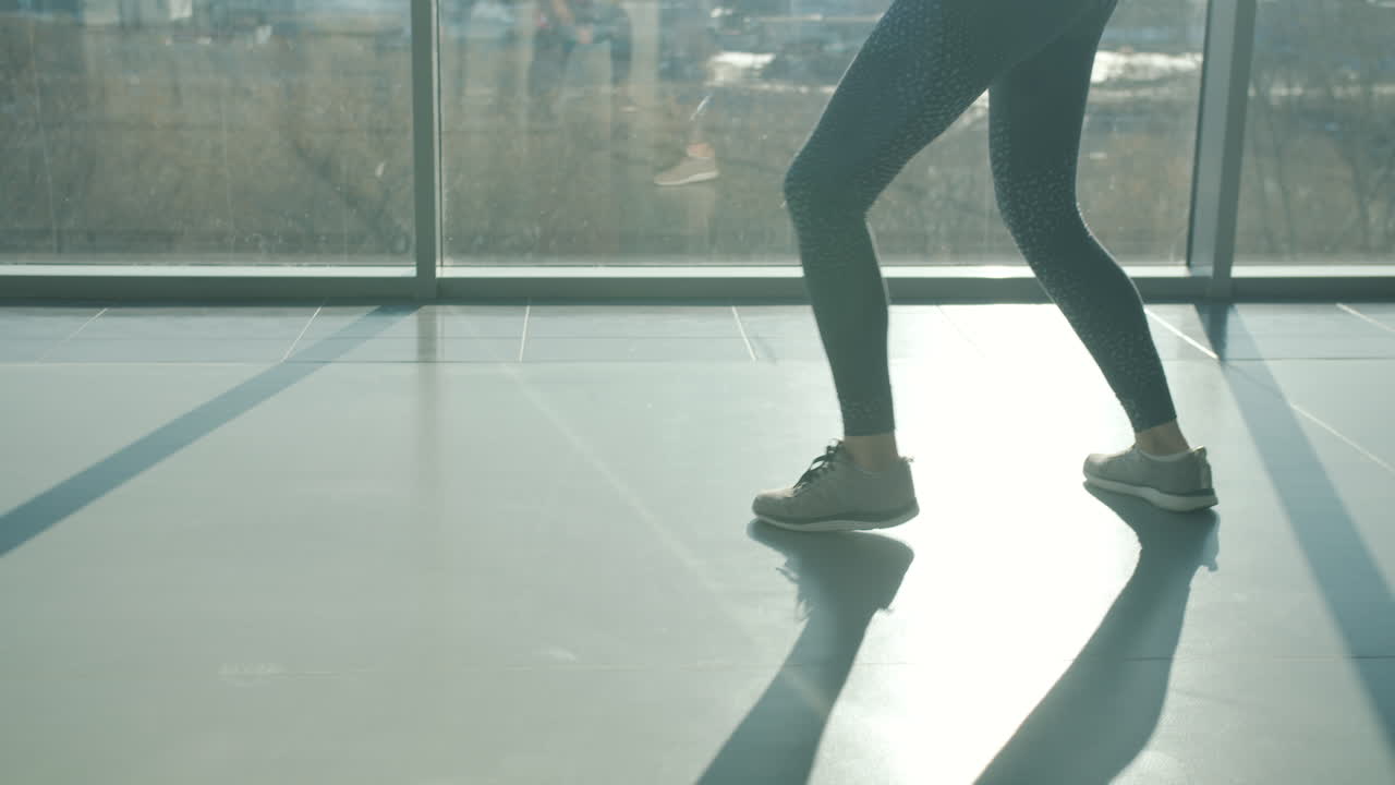 체육관 에서 운동 하는 여자