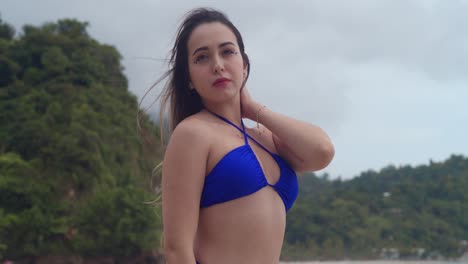 Einen-Tag-An-Einem-Tropischen-Inselstrand-In-Trinidad-Und-Tobago-Zu-Genießen,-Ist-Das-Vergnügen-Eines-Bikini-Models