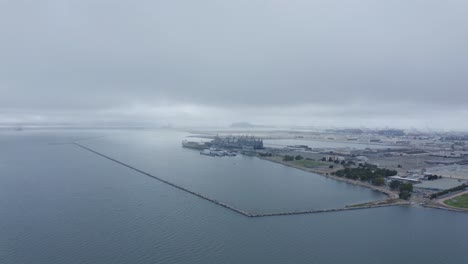 instalación militar en la bahía en un día lluvioso nublado