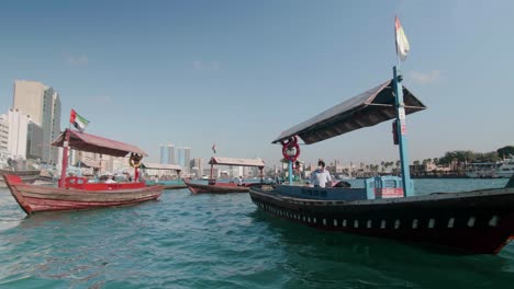 Varios-Barcos-Tradicionales-De-Madera-En-El-Puerto-De-Dubai-Creek