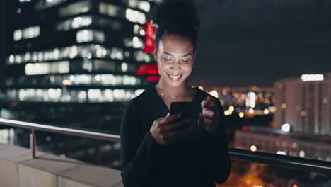 Mujer-De-Negocios-De-Teléfono-Inteligente,-Ciudad-Y-Noche