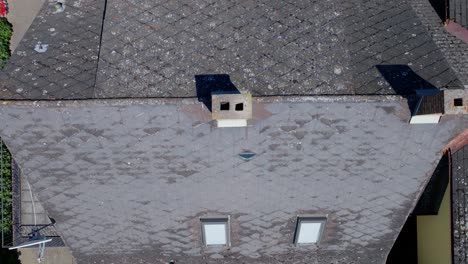 vista superior de un techo eterno con chimenea en una arquitectura residencial