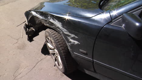 vehículo dañado después de colisión de auto