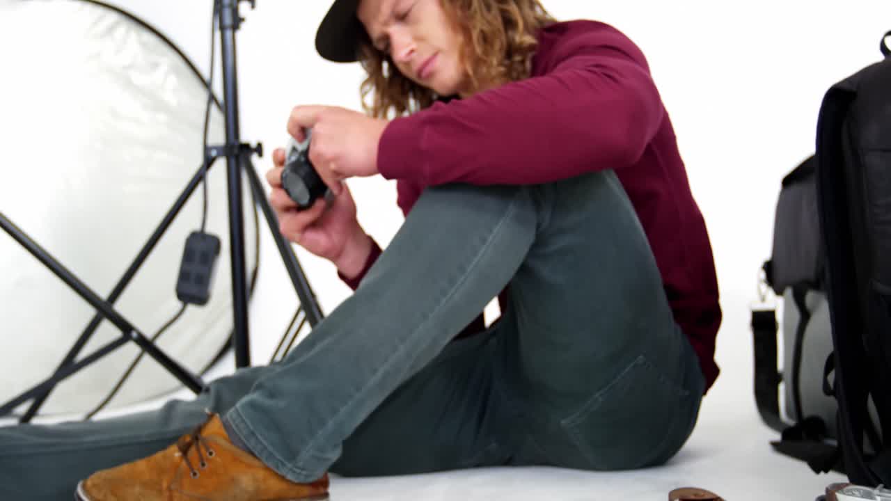 fotógrafo mirando fotos en una cámara digital