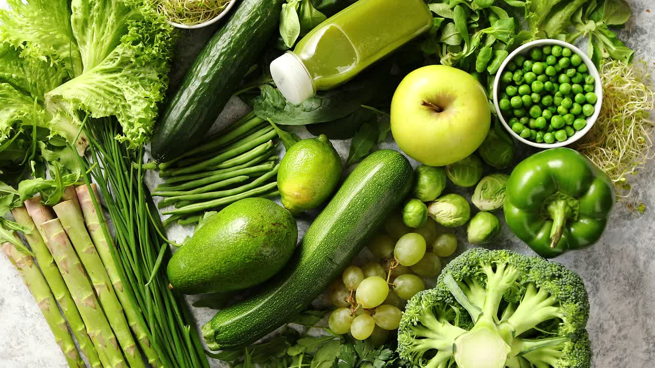 Surtido de antioxidantes orgánicos frescos: frutas y verduras verdes